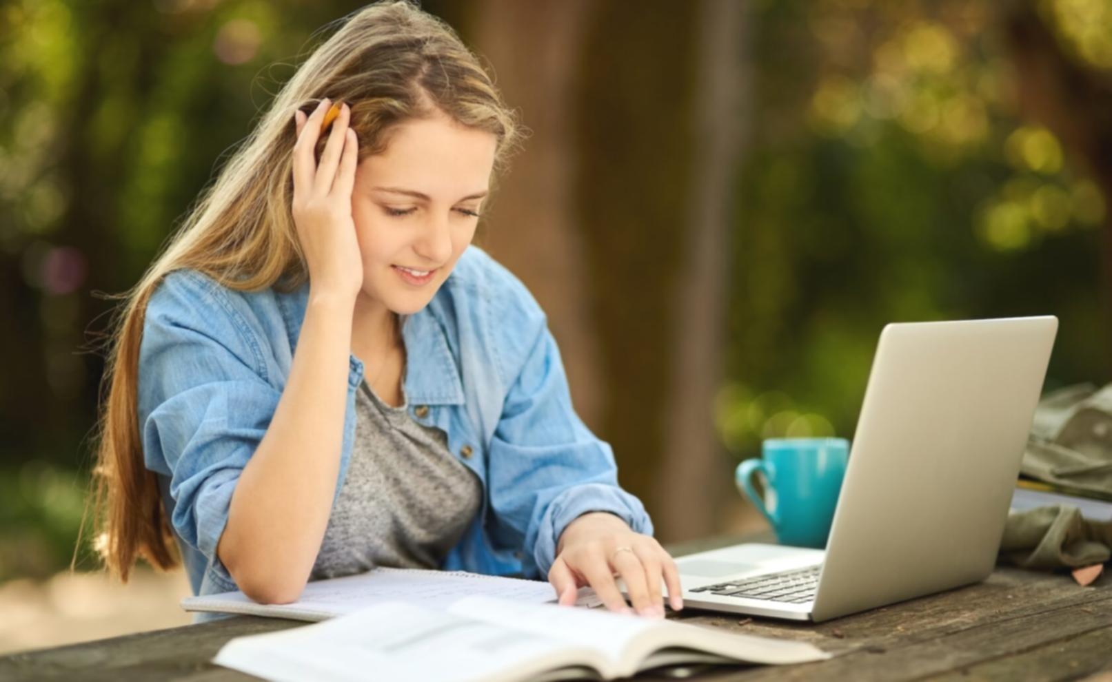 Studenti che lavorano insieme su progetti di sviluppo personale